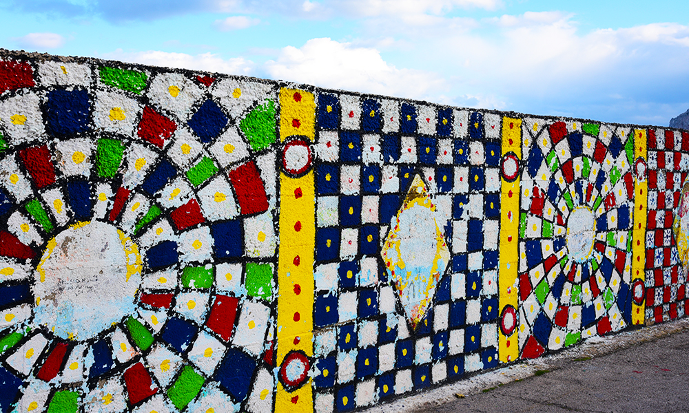 Arte de rua com murais coloridos na província siciliana de Mondello 